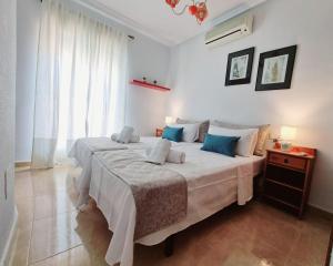 Posteľ alebo postele v izbe v ubytovaní Villa with pool for 10 people in Lo Marab, Ciudad Quesada, Rojales,