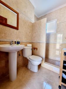 Kúpeľňa v ubytovaní Villa with pool for 10 people in Lo Marab, Ciudad Quesada, Rojales,