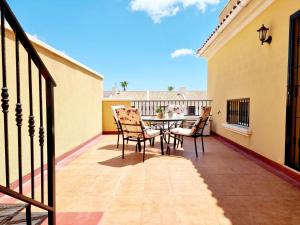 Balkón alebo terasa v ubytovaní Villa with pool for 10 people in Lo Marab, Ciudad Quesada, Rojales,