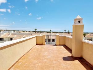 Balkón alebo terasa v ubytovaní Villa with pool for 10 people in Lo Marab, Ciudad Quesada, Rojales,