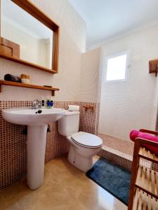 Kúpeľňa v ubytovaní Villa with pool for 10 people in Lo Marab, Ciudad Quesada, Rojales,