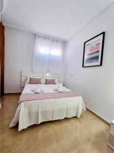 Posteľ alebo postele v izbe v ubytovaní Villa with pool for 10 people in Lo Marab, Ciudad Quesada, Rojales,