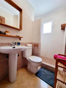 Kúpeľňa v ubytovaní Villa with pool for 10 people in Lo Marab, Ciudad Quesada, Rojales,