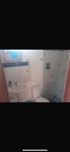 a bathroom with a toilet and a sink at Villa mar in Villa de Leyva