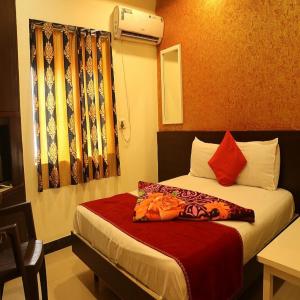 Hotel Geetanjali St Bus Stand Panvel客房内的一张或多张床位