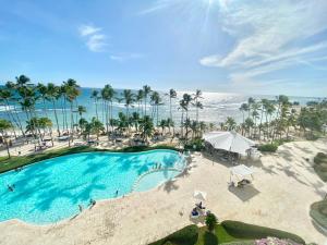 an overhead view of a swimming pool and the ocean at Marbella 2bedroom Beachfrom Apt in San Pedro de Macorís