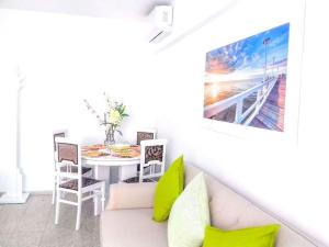 Posezení v ubytování Lots of sunlight 3 bedroom Apartment with balcony Air Conditioning sys3yr