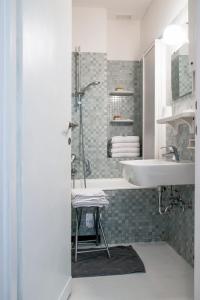 y baño con lavabo y ducha. en Appartamenti Scrovegni, en Padua