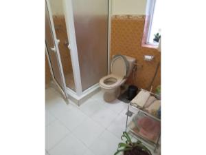 une salle de bain avec douche et toilettes dans l'établissement Cozy Double Bedroom in the heart of Tanger, à Tanger 2 autres photos