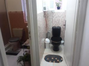 une salle de bain avec des toilettes noires et une fenêtre dans l'établissement Cozy Double Bedroom in the heart of Tanger, à Tanger