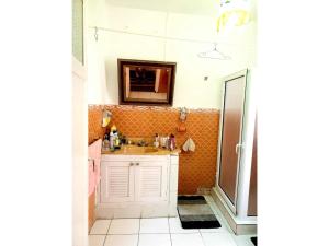 une salle de bain avec un lavabo et un miroir dans l'établissement Cozy Double Bedroom in the heart of Tanger, à Tanger