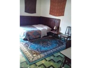 - une chambre avec un lit, une table et un tapis dans l'établissement Cozy Double Bedroom in the heart of Tanger, à Tanger