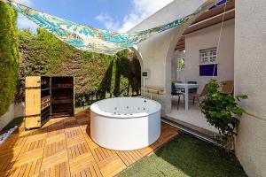 Gallery image of Elegant Bungalow with Jacuzzi Villa Loi Charls in Torrevieja in Torrevieja
