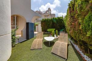 Gallery image of Elegant Bungalow with Jacuzzi Villa Loi Charls in Torrevieja in Torrevieja +31 photos