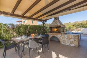 Patio alebo iná vonkajšia časť ubytovania Villa Eos by Villa Plus