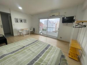 TV/trung tâm giải trí tại Modern Studio with Open Views, Pool, and 24-Hour Security
