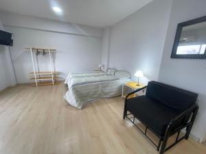 Giường trong phòng chung tại Modern Studio with Open Views, Pool, and 24-Hour Security