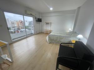 Giường trong phòng chung tại Modern Studio with Open Views, Pool, and 24-Hour Security