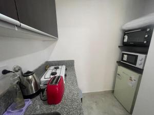 Nhà bếp/bếp nhỏ tại Modern Studio with Open Views, Pool, and 24-Hour Security