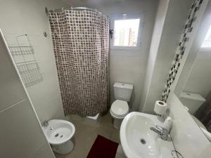 Phòng tắm tại Modern Studio with Open Views, Pool, and 24-Hour Security