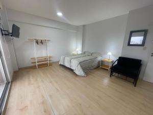 Una cama o camas en una habitación de Modern Studio with Open Views, Pool, and 24-Hour Security