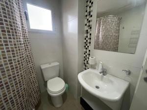 Un baño de Modern Studio with Open Views, Pool, and 24-Hour Security 11 fotos más