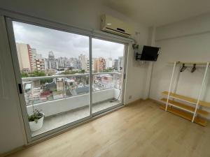 TV/trung tâm giải trí tại Modern Studio with Open Views, Pool, and 24-Hour Security