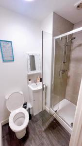 Ванная комната в Attractive Studio Flat Bradford City Center +7 фотографий