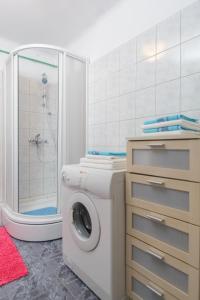 łazienka z pralką i prysznicem w obiekcie Apartment Oaza w Splicie