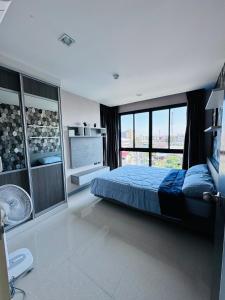 a bedroom with a bed and a large window at The private Paradise Two-bedroom condo Only women, shared accommodation in North Pattaya +24 photos