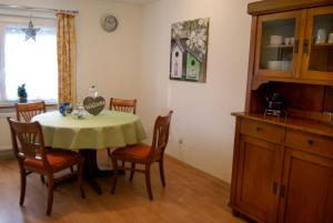 ein Esszimmer mit einem Tisch, Stühlen und einem Fenster in der Unterkunft Ferienwohnung Jahn in Duderstadt