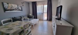 Televízia a/alebo spoločenská miestnosť v ubytovaní Oasis Royal 2 Dormitorios Piscinasfibra Optica