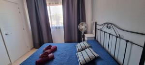 Posteľ alebo postele v izbe v ubytovaní Oasis Royal 2 Dormitorios Piscinasfibra Optica + 21 fotografií