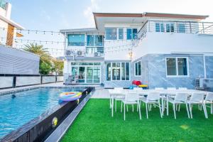 Bazén v ubytování Seaside Symphony Luxury Pool Villa Pattaya with Private Beach Access nebo v jeho okolí