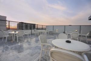 カラチにあるHotel Pearl Innのバルコニー(テーブル、屋上の白い椅子付)