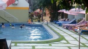 Hotel Thushara内部或周边的泳池