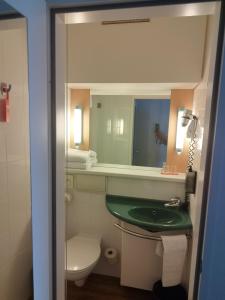 Ein Badezimmer in der Unterkunft Ibis Ulm City