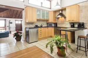 une cuisine avec des armoires en bois et des appareils en acier inoxydable dans l'établissement Lovely apartment on 2 floors with sea view, à Santa Cruz de la Palma
