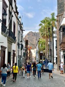 un groupe de personnes marchant dans une rue dans l'établissement Lovely apartment on 2 floors with sea view, à Santa Cruz de la Palma