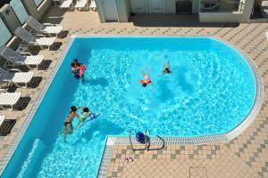 カットーリカにあるHotel Principeの遊泳集団