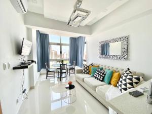 a living room with a couch and a table at luxury 1br , Pool, Gym, Close Agora Mall in Los Prados