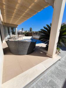 Μπαλκόνι ή βεράντα στο Villa with private pool at the Vista Bella Golf course