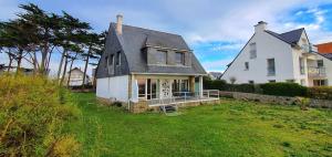 una gran casa blanca con un gran patio en Maison Vue Mer Les Moinillons, en Quiberon