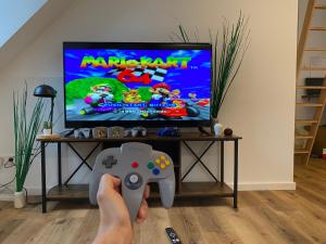 Una televisión o centro de entretenimiento en Dachgeschosswohnung im Zentrum - Claycation