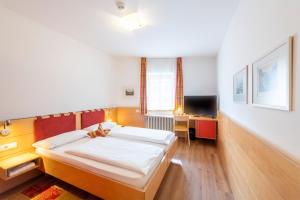Postel nebo postele na pokoji v ubytování Hotel Figl ***S