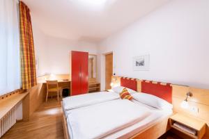 Postel nebo postele na pokoji v ubytování Hotel Figl ***S