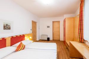 Postel nebo postele na pokoji v ubytování Hotel Figl ***S