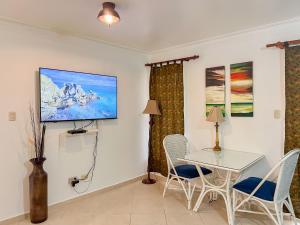 Μια τηλεόραση ή/και κέντρο ψυχαγωγίας στο Garden Condos Apt 44 - Comfy 1br Apt In Sosua