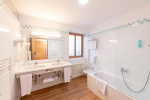 Koupelna v ubytování Hotel Figl ***S + 37 fotografií