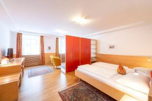 Postel nebo postele na pokoji v ubytování Hotel Figl ***S